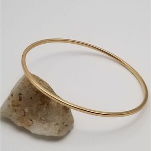 Gold tone bracelet bangle. B624